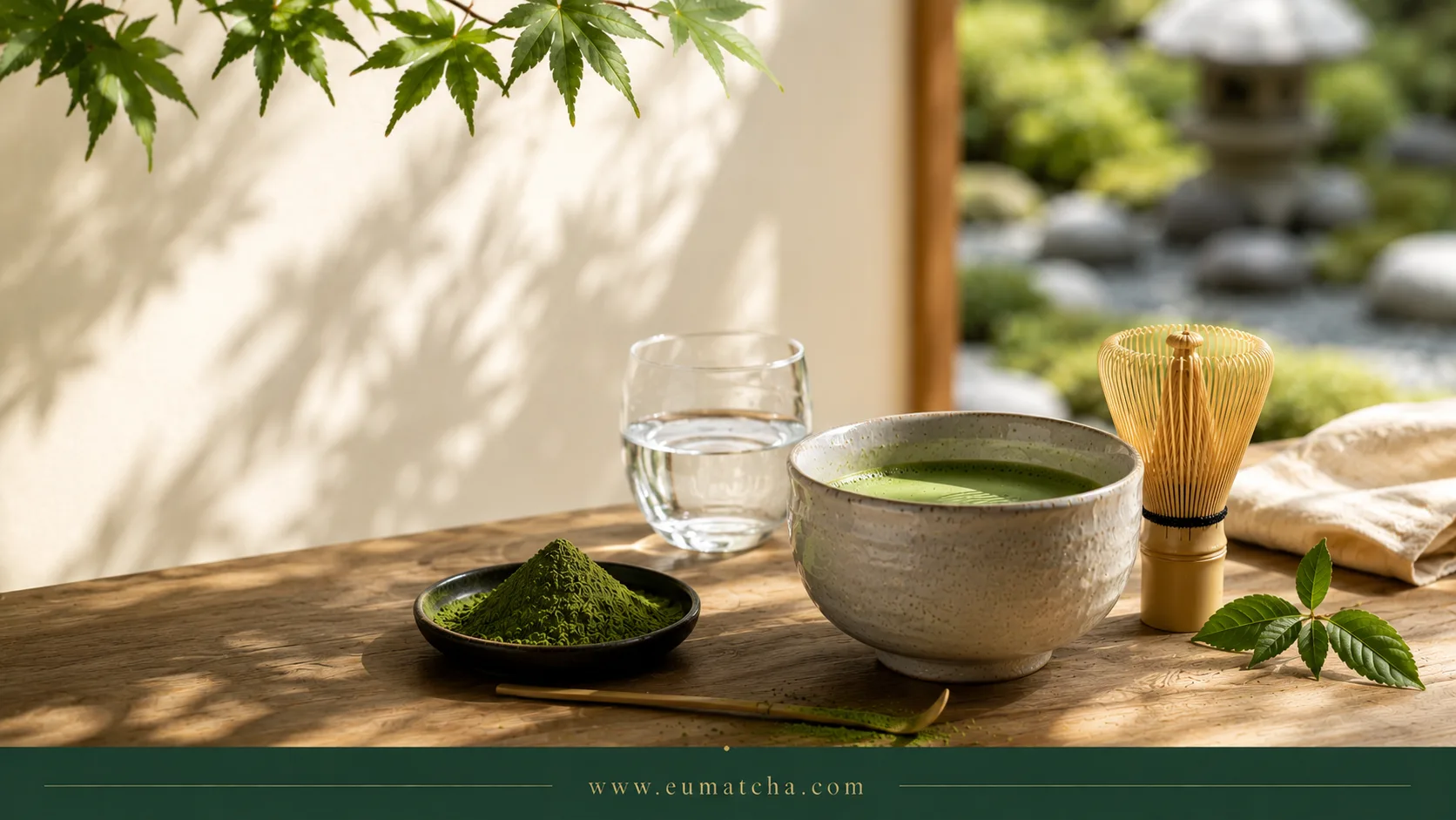 Japanse matcha op een houten tafel met theekom, chasen en waterglas voor een blog over matcha en gezondheid