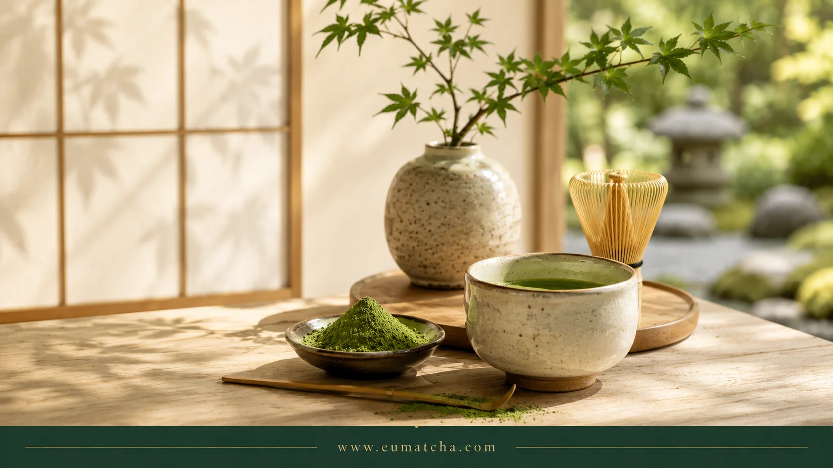 Japanse matcha op een houten tafel met theekom en chasen voor een blog over houdbaarheid en bewaren